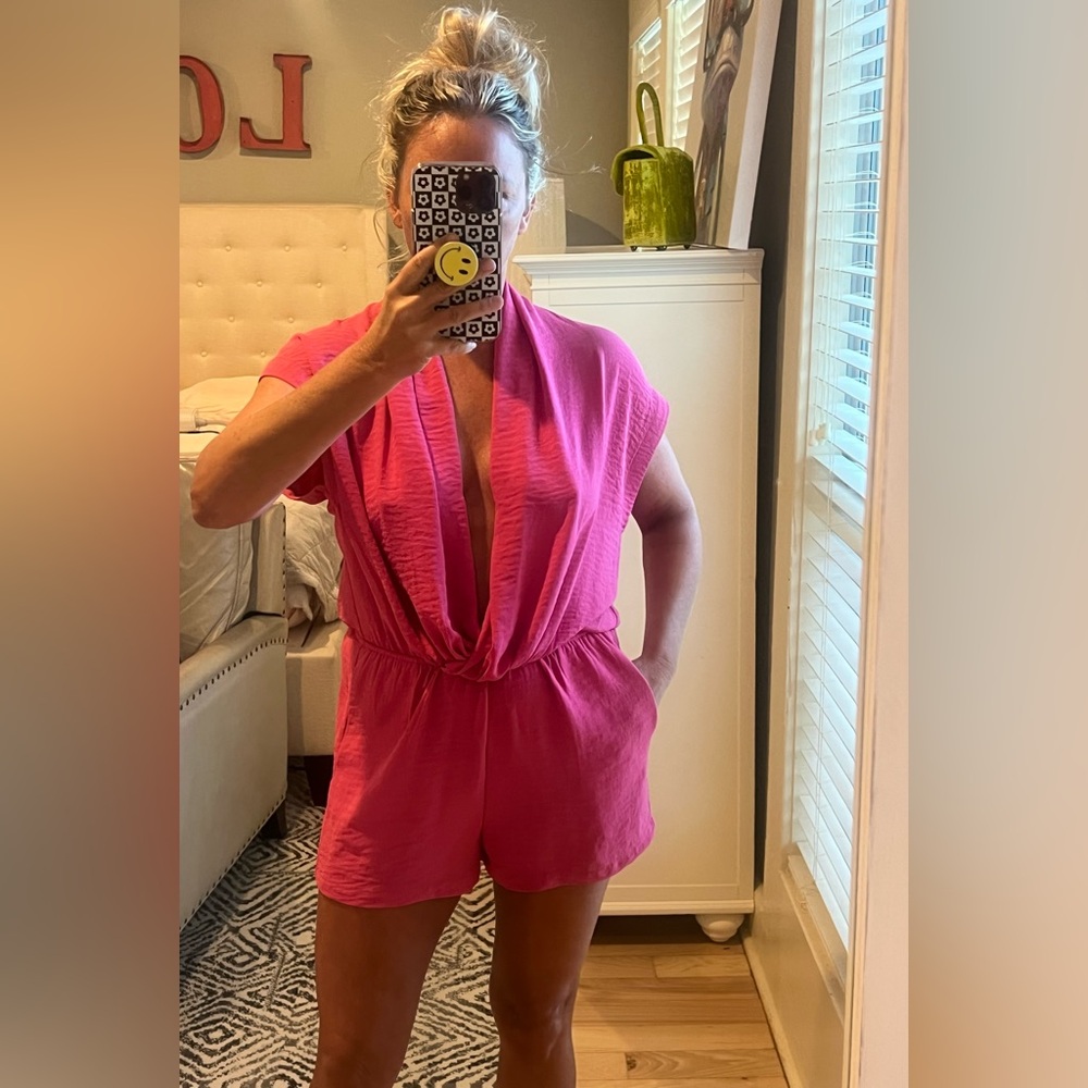 Flawless/Vici Hot Pink Romper with pockets! Size Small.